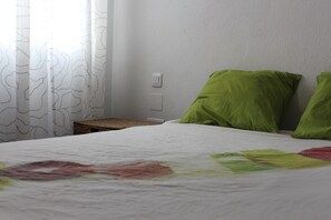 2 bedrooms, bed sheets - Apartment for 4 with pool and garage (Chiclana de la Frontera)