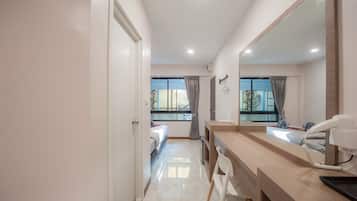 Habitació triple familiar, diversos llits | 1 dormitori, minibar, caixa forta a l'habitació i escriptori