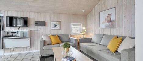 Smart TV, fireplace, stereo