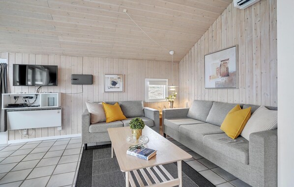 Smart-TV, Kamin, Stereoanlage