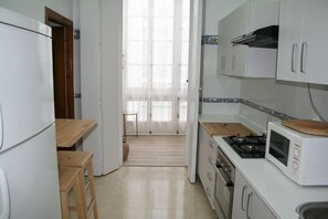 Refrigerador, microondas, horno y utensilios de cocina