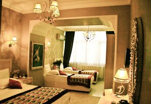 ملاءات للفراش لا تسبب الحساسية وخزنة داخل الغرفة وتجهيزات عازلة للصوت