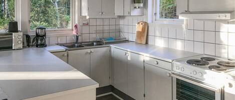 Frigorífico, placa de cocina y cafetera o tetera