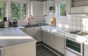 Kylskåp, spishäll och kaffe- och tebryggare