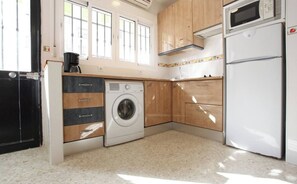 Mikrowelle, Herdplatte, Wasserkocher mit Kaffee-/Teezubehör, Toaster