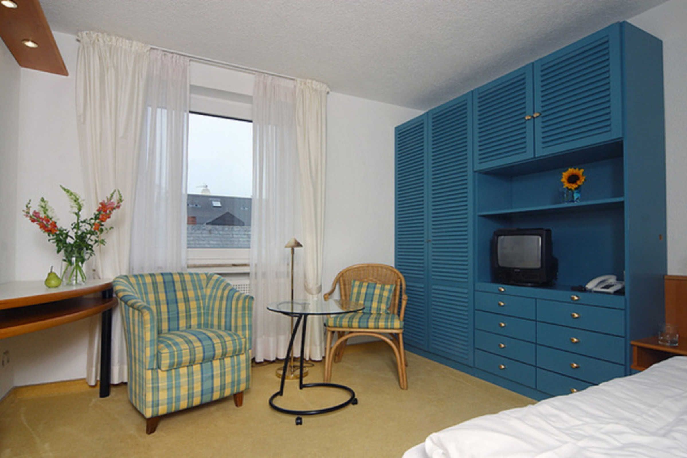 1 bedroom, desk, travel cot, WiFi