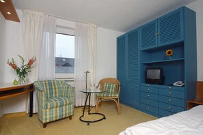 1 bedroom, desk, travel crib, WiFi