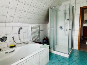 Dusche, Haartrockner, Handtücher, Seife