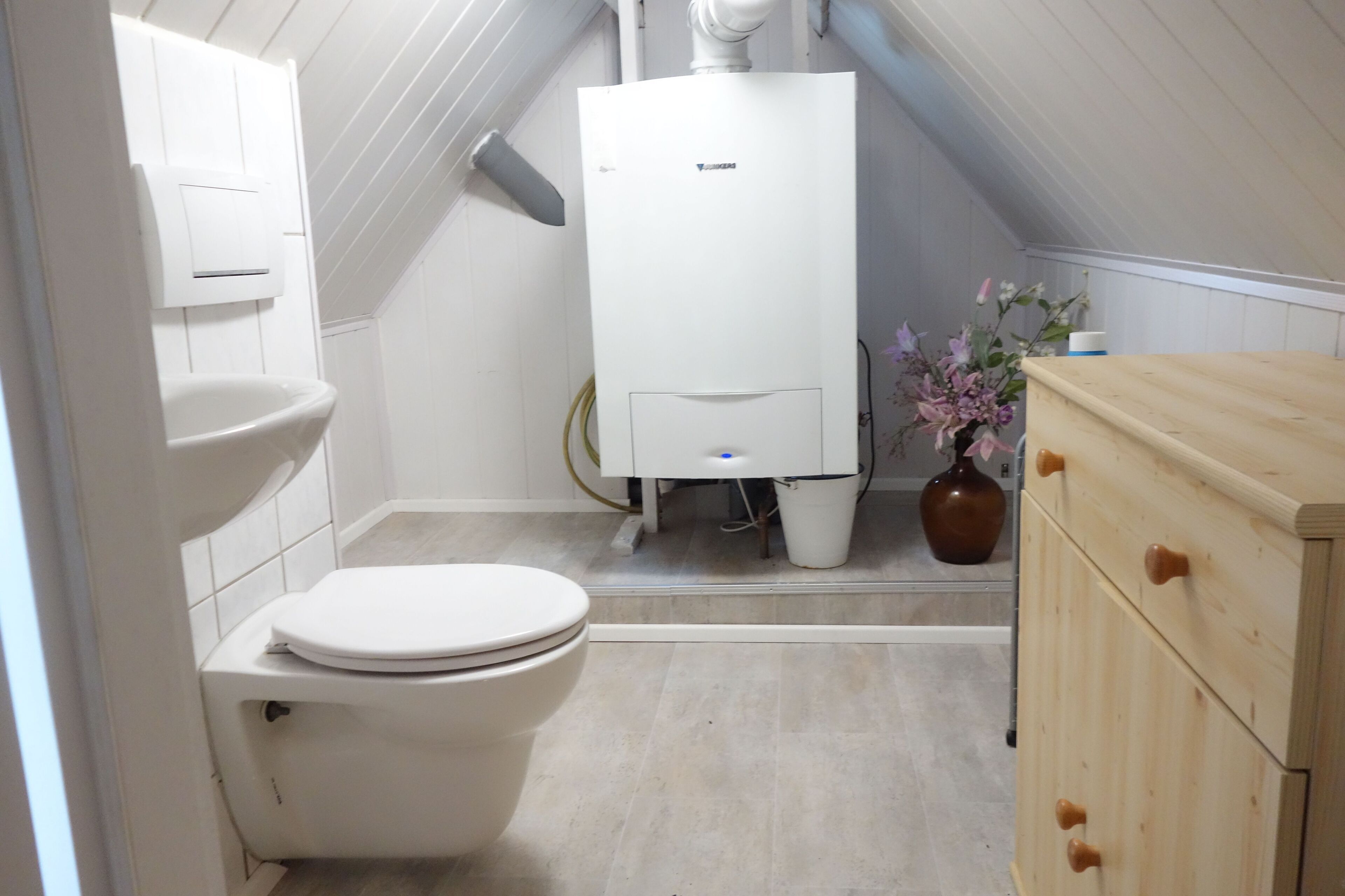 Dusj, hårføner, håndklær og såpe