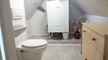 Dusj, hårføner, håndklær og såpe