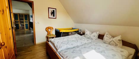 2 bedrooms, desk, travel cot, WiFi