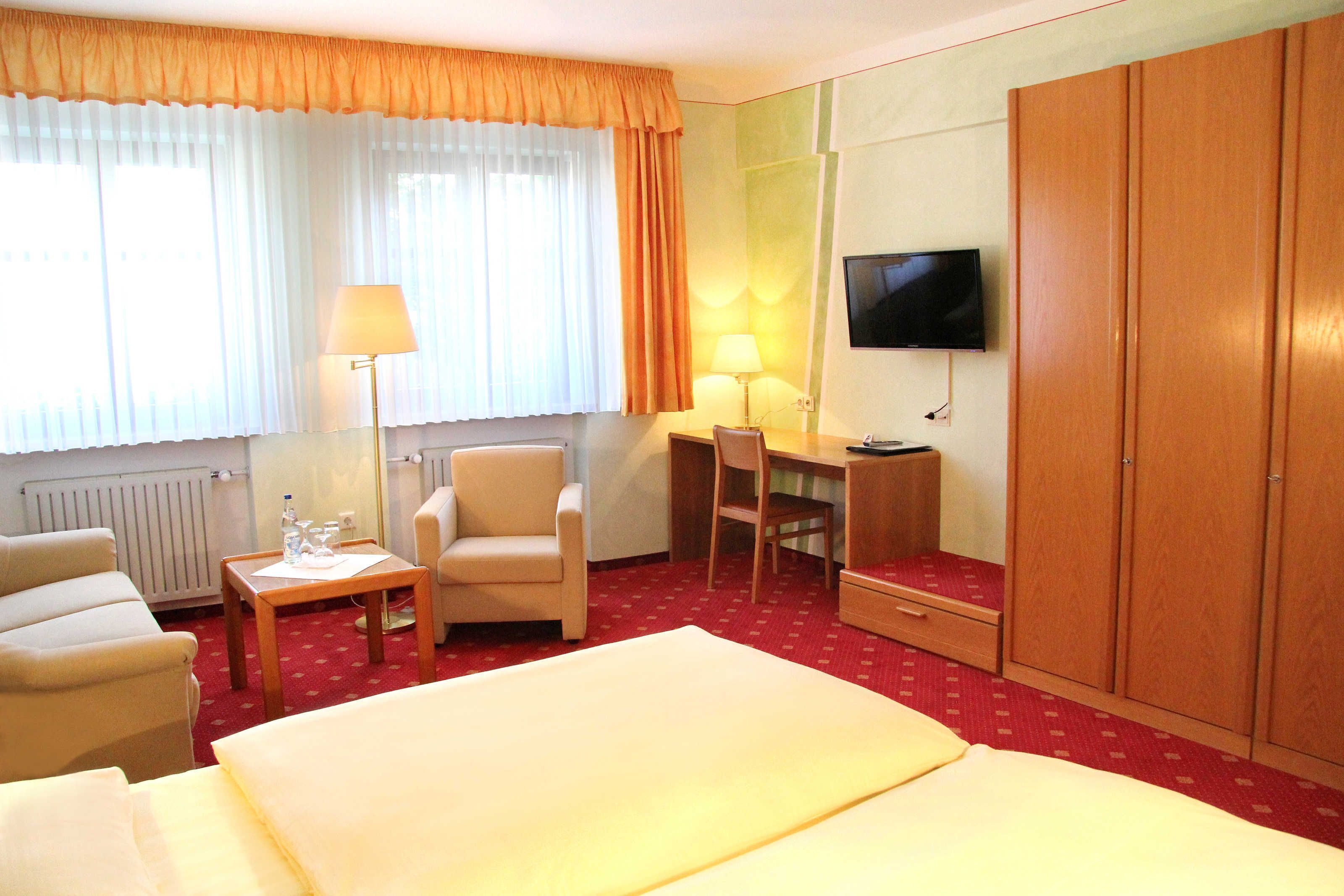 1 bedroom, desk, travel crib, WiFi