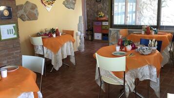 TĂ€gliches inbegriffenes einheimisches FrĂŒhstĂŒck