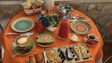 Colazione a base di specialità locali inclusa, servita tutte le mattine