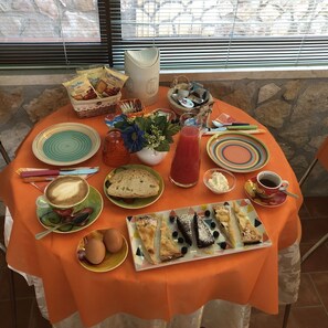 Tägliches inbegriffenes einheimisches Frühstück