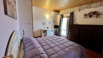 Doppel- oder Zweibettzimmer | Minibar, Zimmersafe, Schreibtisch, kostenloses WLAN