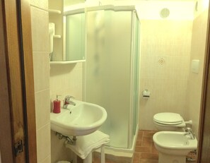 Double or Twin Room | Bathroom | Shower, free toiletries, hair dryer, bidet - Agriturismo Poggio del Drago (Manciano)