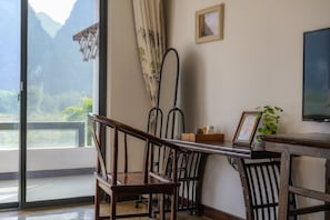 Superior-rum | SÀngtillbehör av högsta kvalitet, skrivbord och mörklÀggningsgardiner