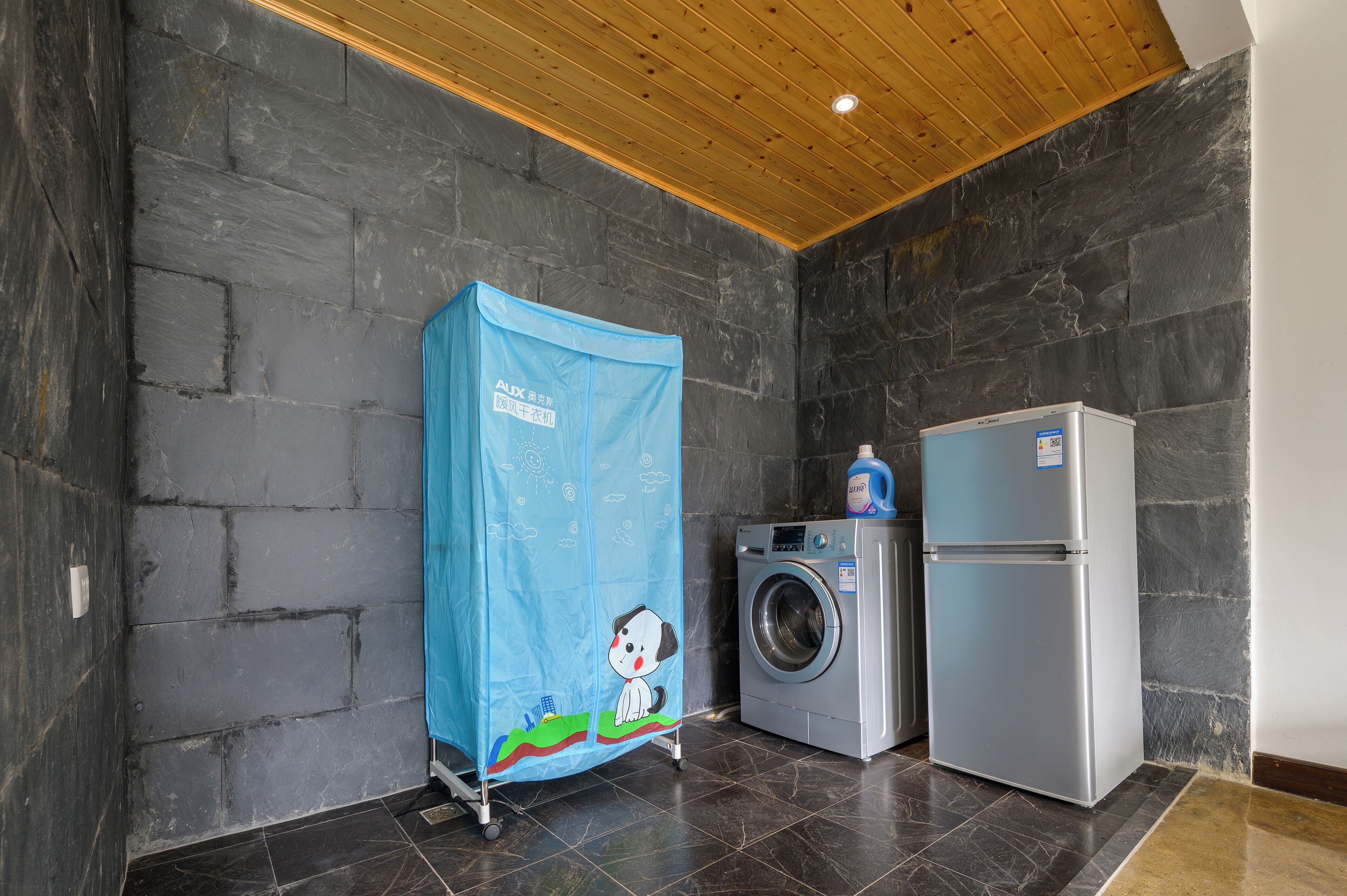 Suíte estúdio superior, 2 quartos, sacada, vista para a montanha | Área de estar | TV LCD 32 cm com canais via satélite, monitores de computador