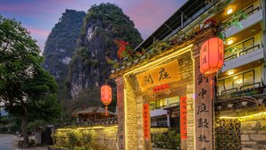 Ein traditionelles chinesisches Gebäude mit Steinmauern und einem hölzernen Schild.