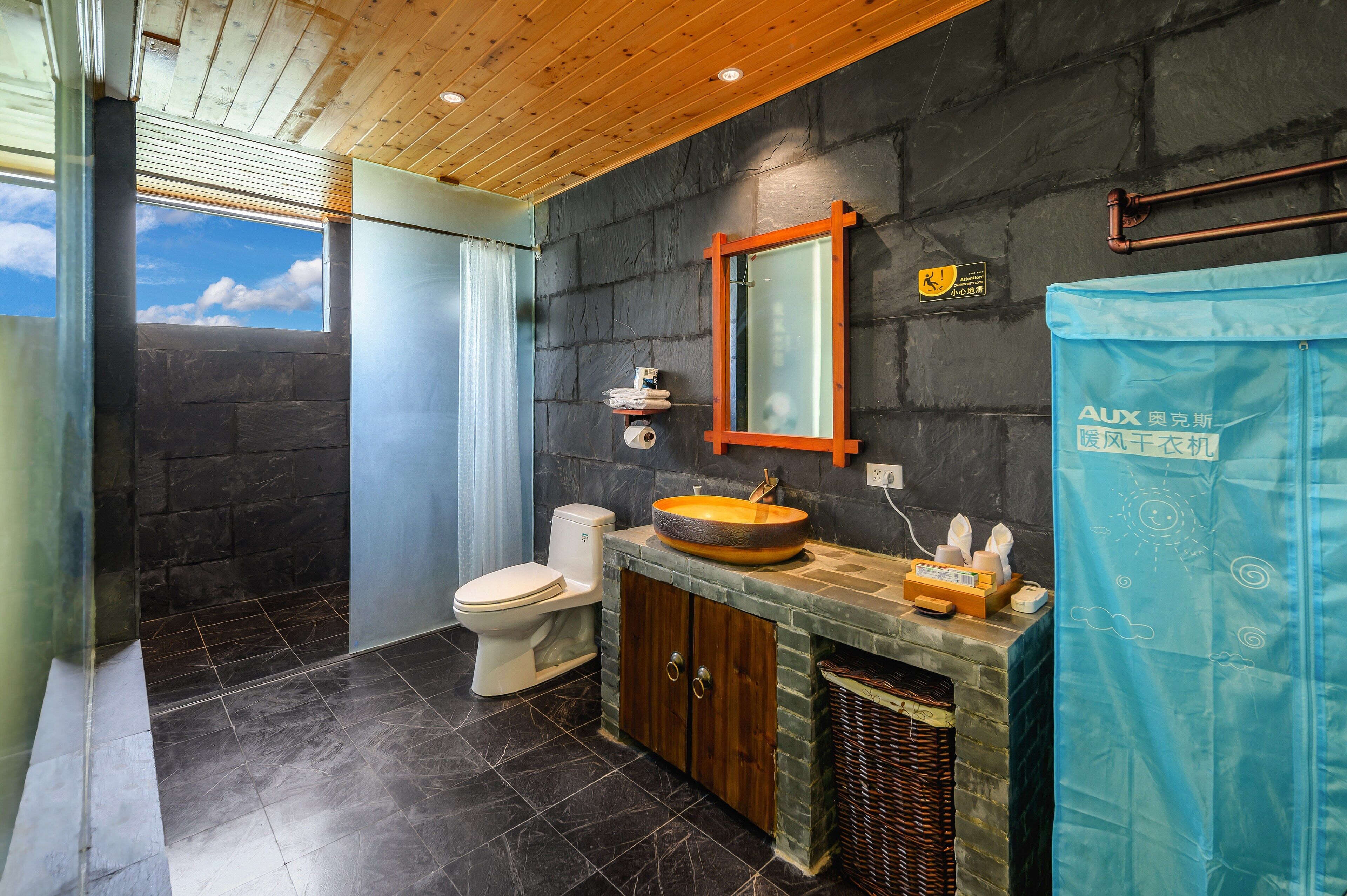 Standard Twin Room | Bathroom | Separate tub and shower, rainfall showerhead, designer toiletries