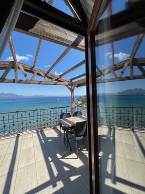 Deluxe tweepersoonskamer, 1 slaapkamer, niet-roken, uitzicht op zee | Terras