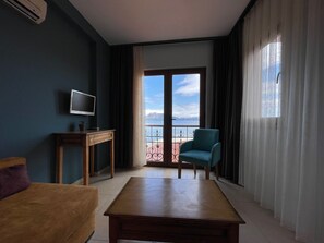 Deluxe suite, uitzicht op zee (1+1) | Woonruimte | Lcd-televisie
