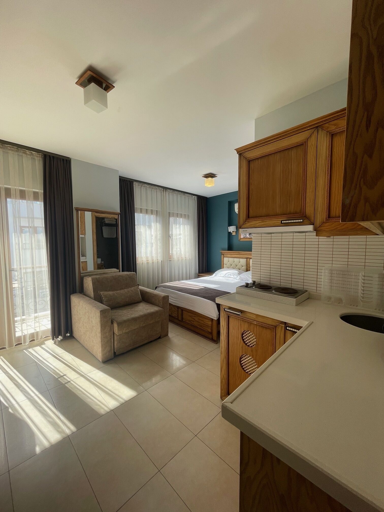Chambre Double Standard, vue ville | Literie de qualité supérieure, ameublement personnalisé, bureau