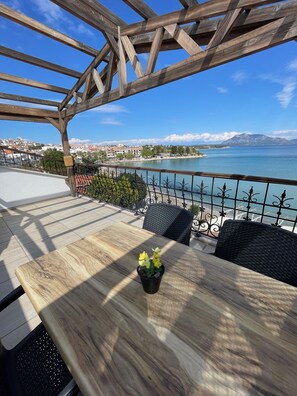Deluxe loft, 1 queensize bed met slaapbank, niet-roken, uitzicht op zee | Terras