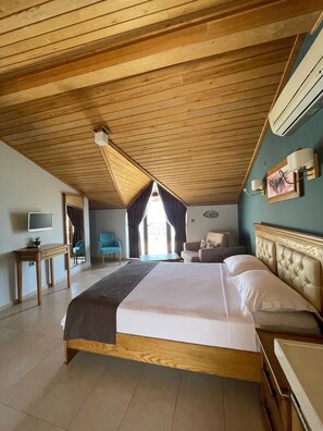 Deluxe tweepersoonskamer, 1 slaapkamer, niet-roken, uitzicht op zee | Luxe beddengoed, individueel gemeubileerd, een bureau