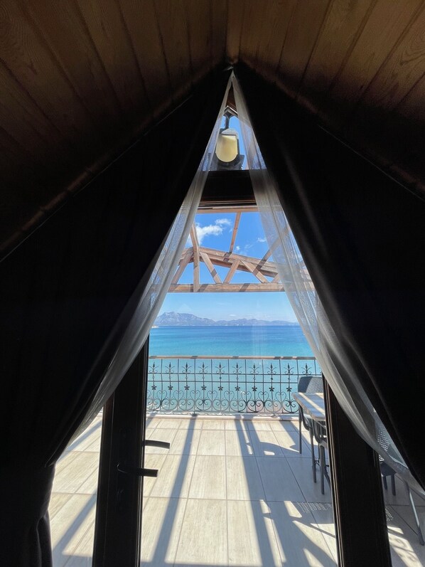 Deluxe tweepersoonskamer, 1 slaapkamer, niet-roken, uitzicht op zee | Terras