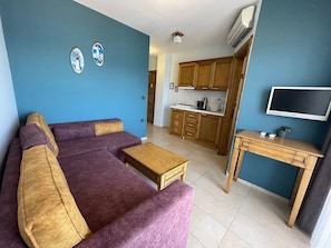 Deluxe Suite, Sea View (1+1) | Living area | LCD TV - Veziroglu Apart (Datça)