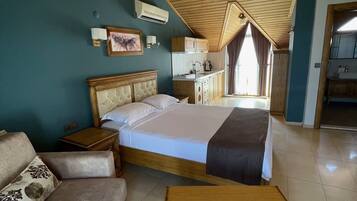 Habitación doble Deluxe, 1 habitación, para no fumadores, vista al mar | 1 habitación, ropa de cama de alta calidad y muebles diferentes