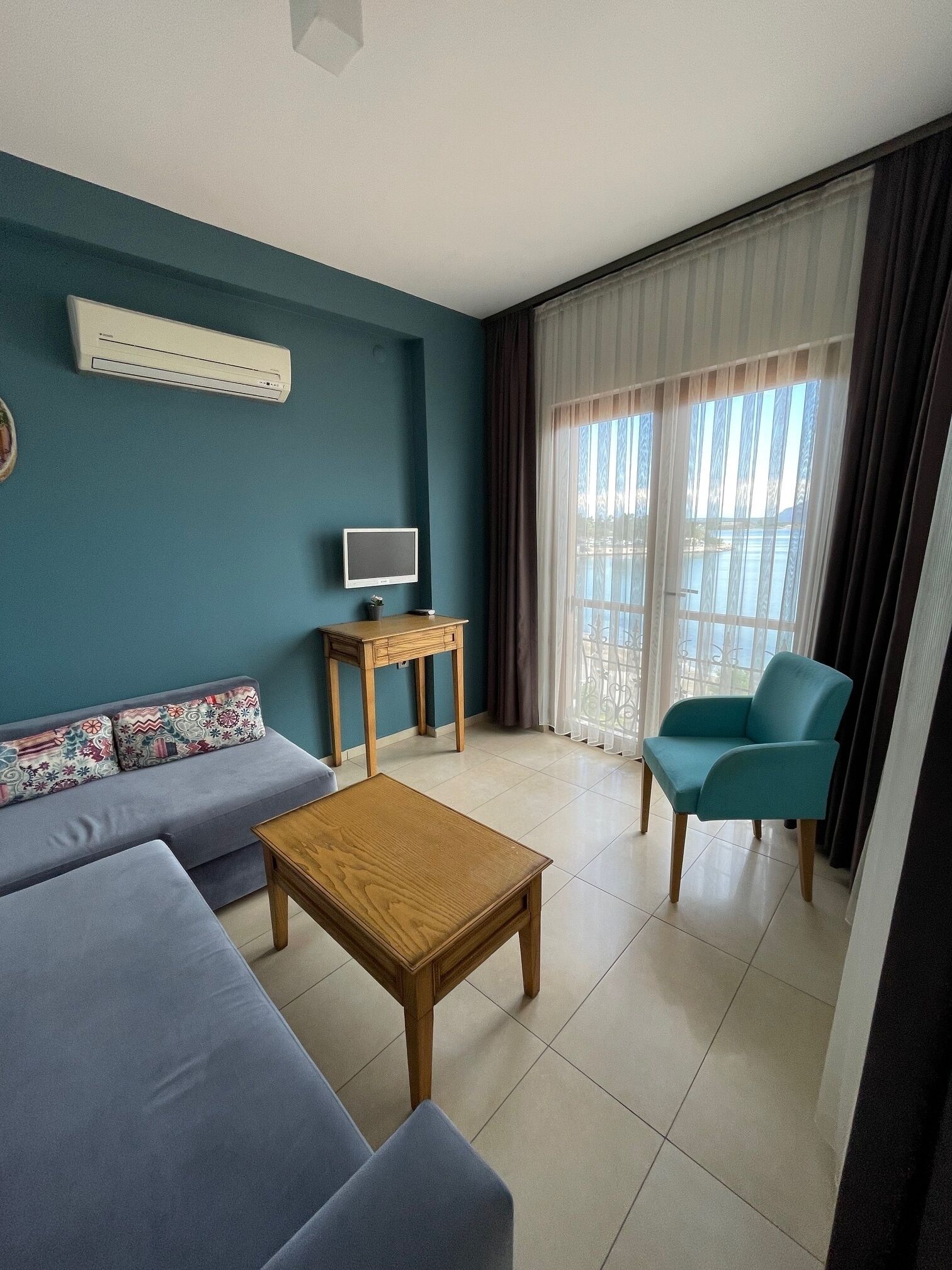 Deluxe Suite, Sea View (1+1) | Living area | LCD TV