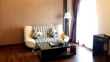 Minibar, caja de seguridad en la habitación y escritorio