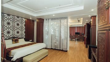 Royal Suite | Minibar, in-room safe, desk, soundproofing