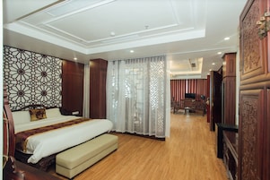 Royal Suite | Minibar, in-room safe, desk, soundproofing