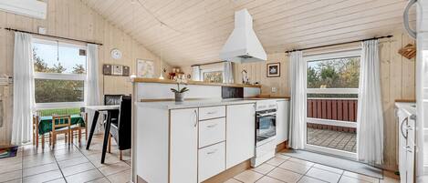 Réfrigérateur, plaque de cuisson, lave-vaisselle, cafetière/bouilloire