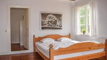 2 bedrooms, travel cot