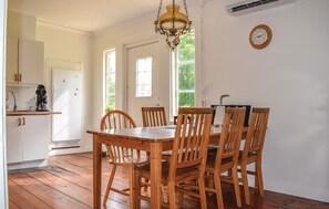 Dining - 2 bedroom pet friendly home in Gullabo (Gullabo)