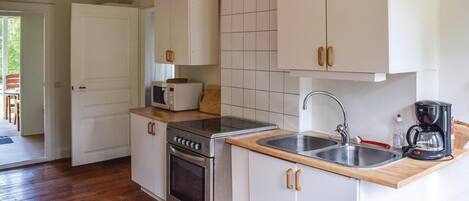 Kühlschrank, Herdplatte, Wasserkocher mit Kaffee-/Teezubehör