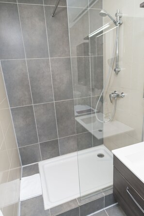 Apartment (Cleaning Fee Included) | Badezimmer | Dusche, Haartrockner, Handtücher