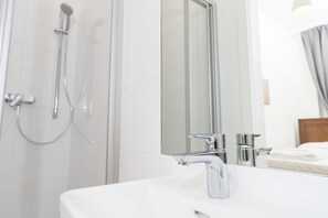 Apartment (Cleaning Fee Included) | Badezimmer | Badewanne und Dusche (separat), kostenlose Toilettenartikel