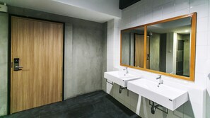 Bathroom - McCoy Beach Jomtien Pattaya - Hostel (Pattaya)