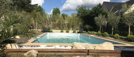 Piscina externa sazonal, funciona das 10h às 22h, espreguiçadeiras