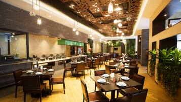 حيث تُقدم وجبات الإفطار، الغداء، العشاء، الأطباق الصينية