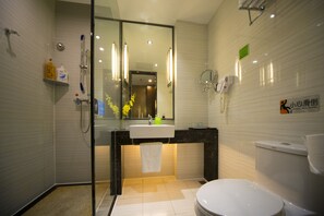 Dusche, kostenlose Toilettenartikel, Haartrockner, Hausschuhe