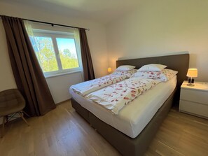 2 habitaciones, cuna de viaje, wifi gratis y ropa de cama