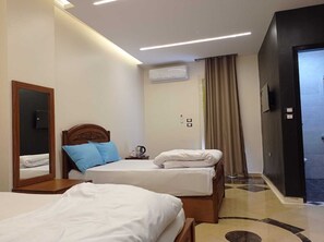 标准三人房 | 特色装修、笔记本电脑工作区、遮光窗帘、隔音