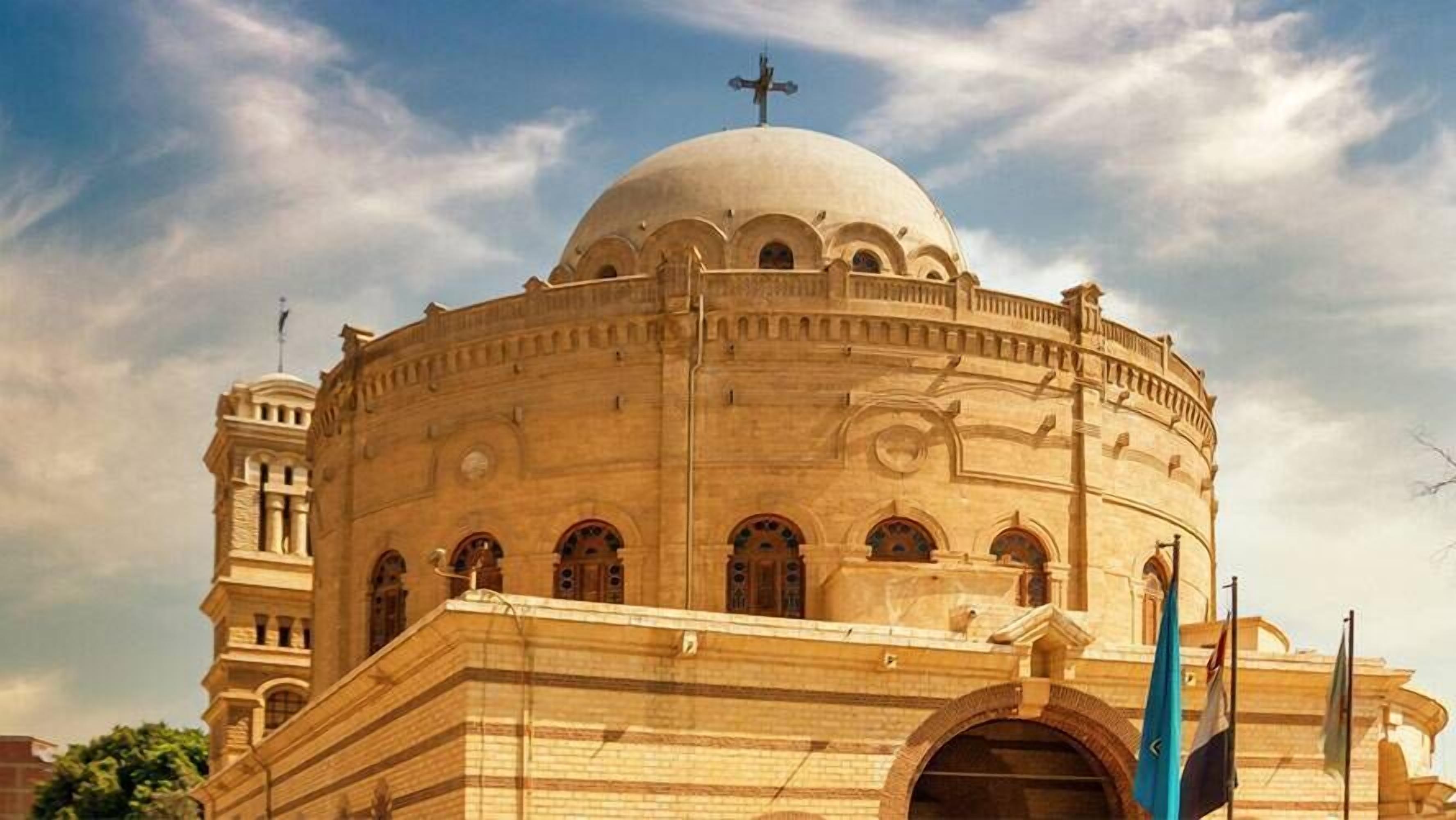 Un grande edificio storico con una cupola imponente e finestre ad arco.